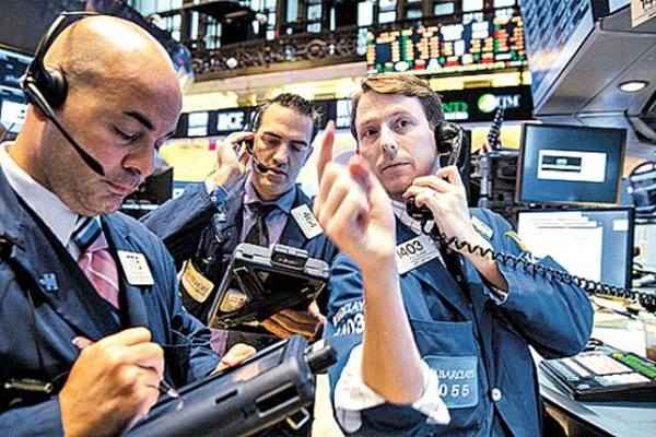 Em Nova York, todos os pregões encerraram negativos. O índice Dow Jones caiu 1,06% e o Nasdaq, 0,28%