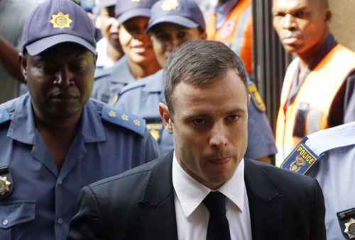 Pistorius é fotografado na entrada de tribunal: Juíza responsável pelo caso deverá decidir se Pistorius merece ir para a prisão ou permanecer em liberdade