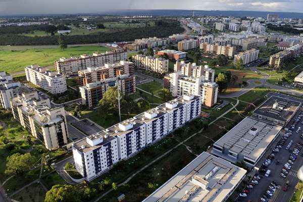 Apesar de alta para os padrões brasileiros, os ganhos caíram ligeiramente em relação ao levantamento de 2004, quando os moradores recebiam, em média, 24,1 salários mínimos