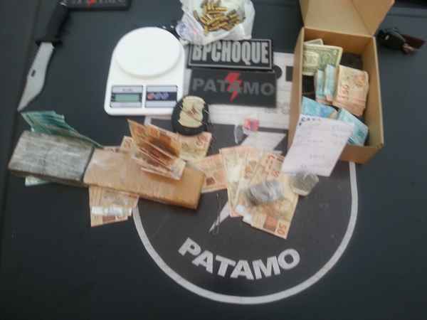 Os policiais militares encontraram meio quilo de maconha e uma balança de precisão com o suspeito