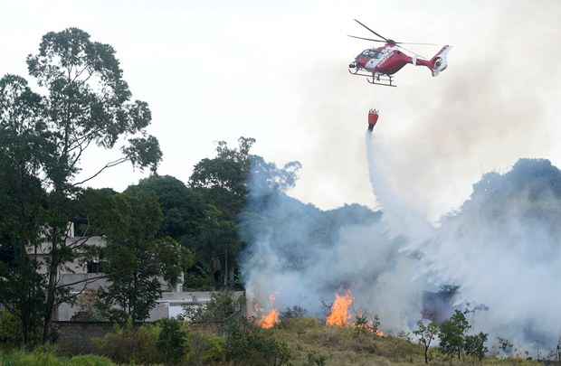 No Distrito Federal, bombeiros tentam controlar incêndio no cerrado