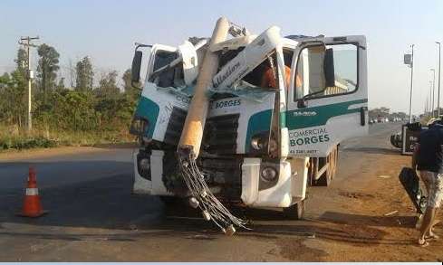 Imagem enviada por um leitor do Correio Braziliense mostra um caminhão destruído após colidir com um poste. O acidente ocorreu por volta das 8h, desta sexta-feira (17/10), perto do Condomínio 26 de Julho, sentido Taguatinga, na DF-001 Km 83. Não há informações sobre vítimas