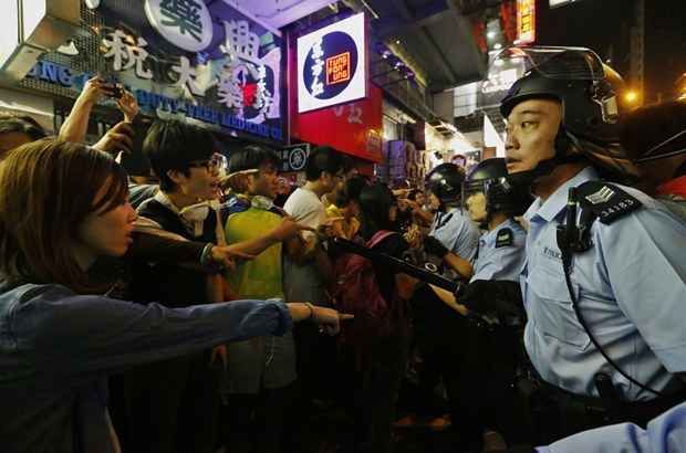 Manifestantes desafiam a polícia de choque em confronto