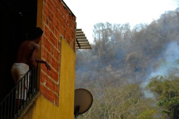 Uma sucessão de incêndios florestais de grandes proporções se alastram na região serrana fluminense. Mata em chamas na localidade de Pedro do Rio