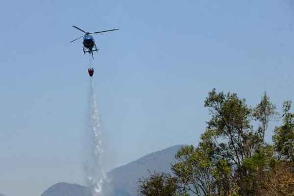 Uma sucessão de incêndios florestais de grandes proporções se alastra pela região serrana. Aronaves do Ministério da Defesa, do governo do Rio e da Polícia Civil foram disponibilizadas para o combate ao fogo