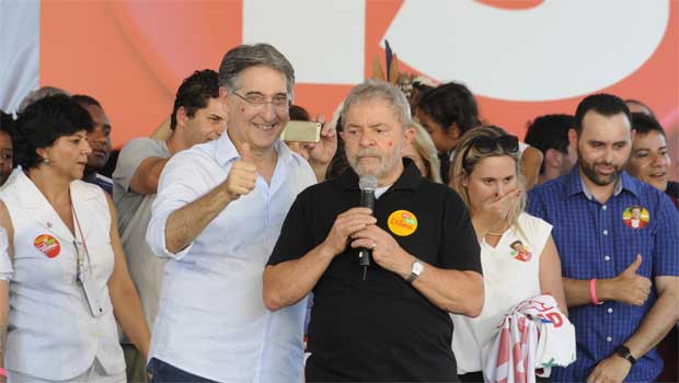 Lula pediu aos militantes presentes que se transformem em Dilma na tentativa de multiplicar votos para ela até o dia da eleição