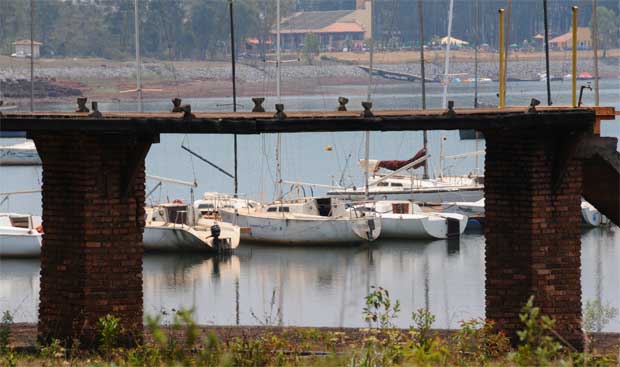 Em Nova Lima, barcos dos sócios da Lagoa dos Ingleses estão parados por causa da seca em Minas