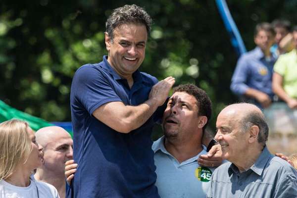 Candidato Aécio Neves em caminhada pela orla de Copacabana junto com o ex-jogador Ronaldo e José Serra, eleito senador por São Paulo no primeiro turno das eleições