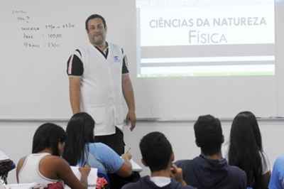 O professor Carlos Fernando Pachoal recomenda o uso do recurso digital aos alunos, mas lembra que ela não dispensa o estudo tradicional