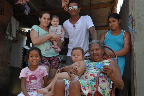 A aposentada Maria José tomou empréstimo para pagar as contas da casa do Itapoã onde mora com filhos e netos: dúvida sobre em quem votar