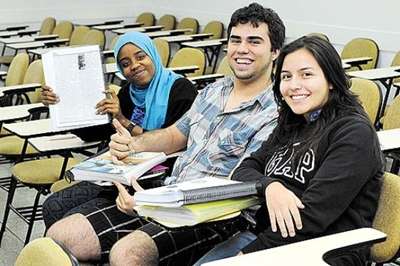 Souad (E) e Beatriz estão dedicadas ao estudo de exatas. Para Beto, física não é problema