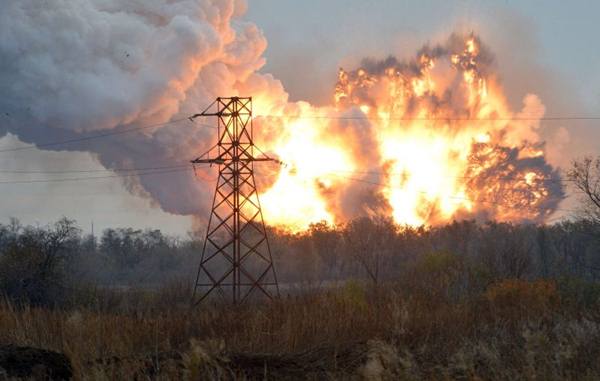 Uma bola de fogo é vista após uma explosão na periferia da cidade ucraniana de Donetsk