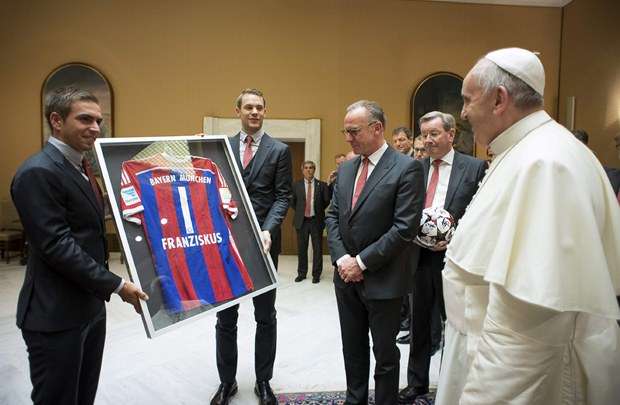 Jogadores entregaram uma camisa com o nome do papa gravado