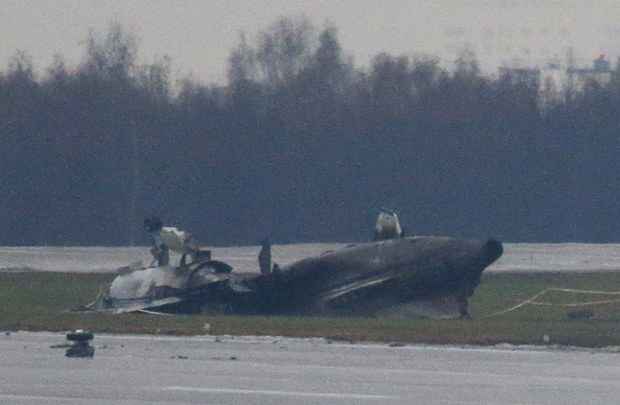 Destroços do avião no aeroporto Vnokouvo de Moscou