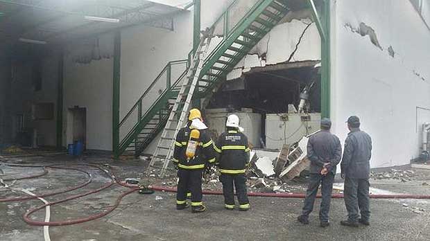 Parte da parede do imóvel desabou com o impacto da explosão, mas o prédio de dois andares está liberado. Somente a estufa onde ocorreu a explosão está fechada