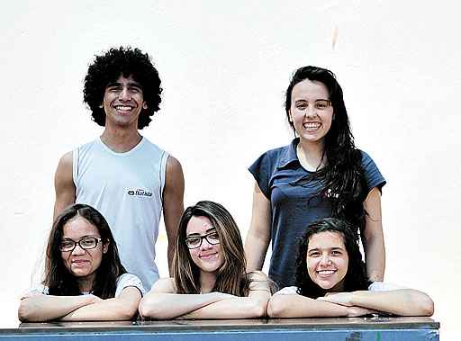 Vitor, Clara, Izabela, Débora e Letícia participaram de oficina, a fim de tentar decidir qual o curso que farão