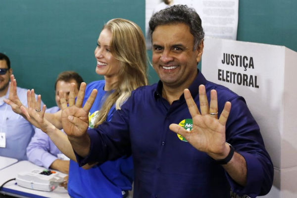 Adversário da presidente Dilma Rousseff, o tucano Aécio Neves votou na manhã deste domingo (26/10) em escola de Minas Gerais