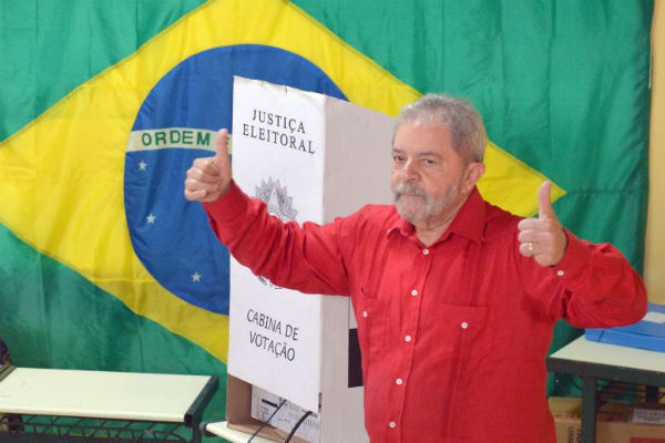 O ex-presidente Luiz Inácio Lula da Silva, votou na manhã deste domingo em São Bernardo do Campo com a mulher, Marisa Letícia, do prefeito de São Bernardo do Campo, Luiz Marinho, e do candidato derrotado do PT ao governo paulista, Alexandre Padilha.