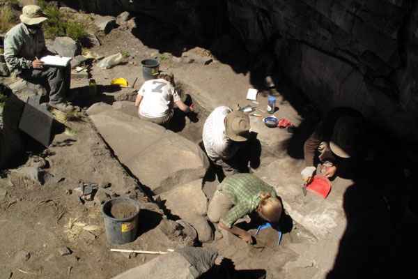 Especialistas escavam o sítio peruano: 4.500m acima do nível do mar