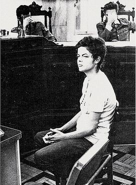 Dilma, aos 22 anos (acima), e durante depoimento na Auditoria Militar do Rio de Janeiro, em 1970