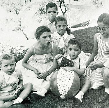 A presidente (de óculos) com a turma de infância