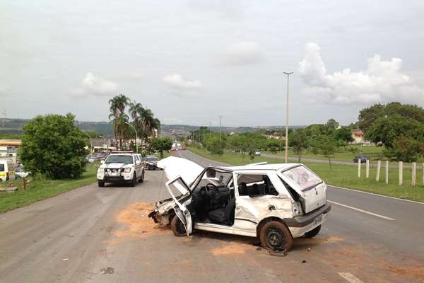 Motorista do Fiat Uno foi conduzido para o Hospital de Base em estado grave