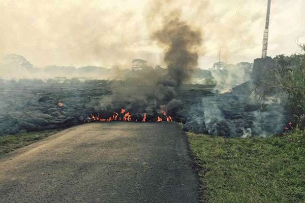 Movendo-se lentamente, as ondas de lava queimavam tudo pelo caminho e avançaram 251 metros nas últimas 24 horas