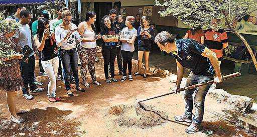 No último sábado, o grupo retirou a cápsula do jardim do Centro de Ensino Fundamental 4 da Asa Sul (CEF 4)