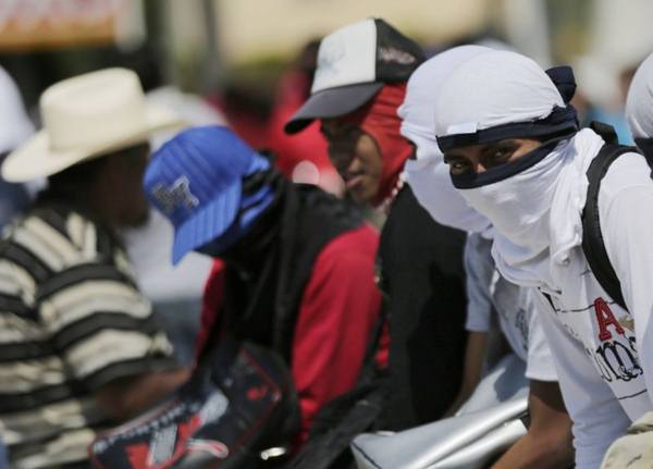 Estudantes mascarados bloqueiam estrada para Acapulco, na periferia de Chilpancingo,em protesto após o desaparecimento de 43 estudantes há um mês