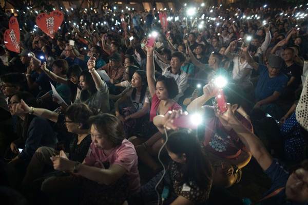 Os manifestantes exigem a renúncia do chefe do Executivo, Leung Chun-ying, e a instauração de um verdadeiro sufrágio universal no território