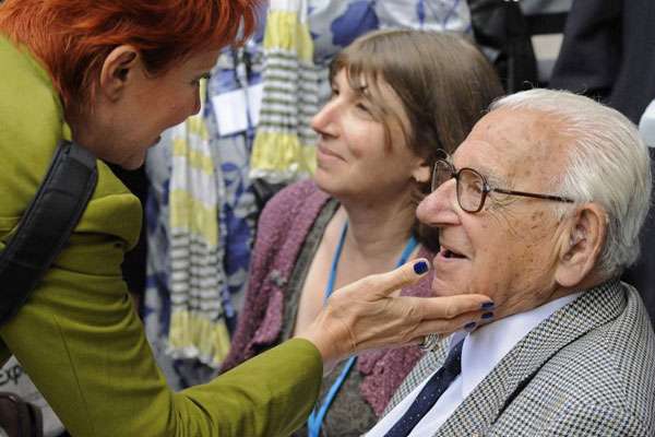 Nicholas Winton, de 105 anos, salvou 699 crianças da morte nos campos nazistas