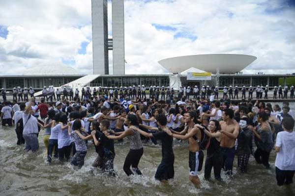 Organizações sociais prometem intensificar a vigilância e a pressão sobre a presidenta reeleita Dilma Rousseff, sobre governadores e parlamentares