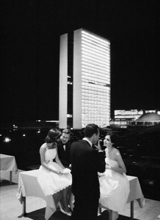 Fotografia de René Burri no baile de inauguração de Brasília, tendo como pano de fundo o Congresso Nacional