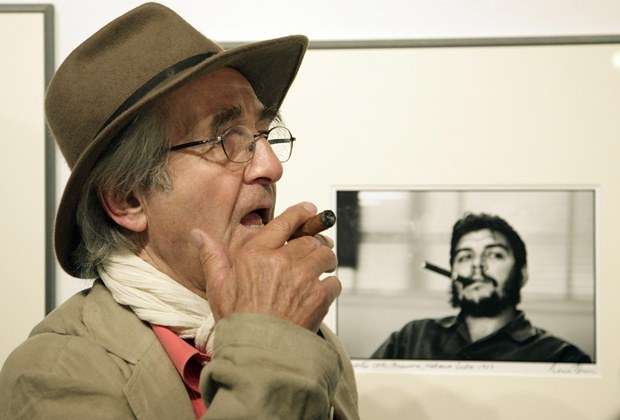 René Burri ao lado da fotografia que fez de Che Guevara