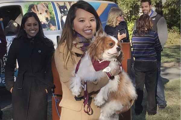 Nina Pham e o cãozinho Bentley