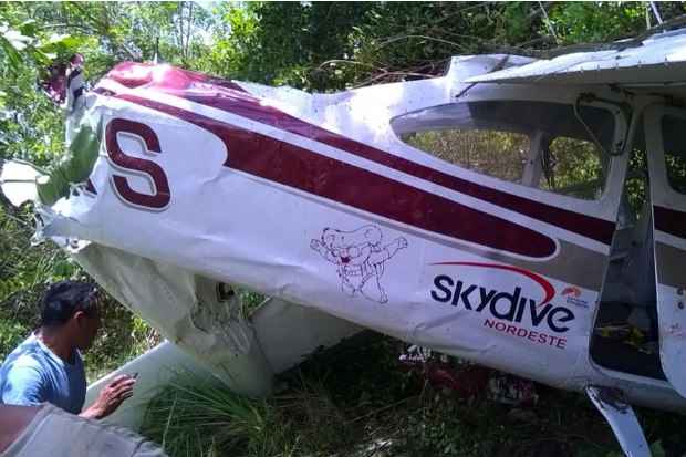 Avião tombou na pista do aeródromo da Coroa do Avião e deixou quatro pessoas feridas