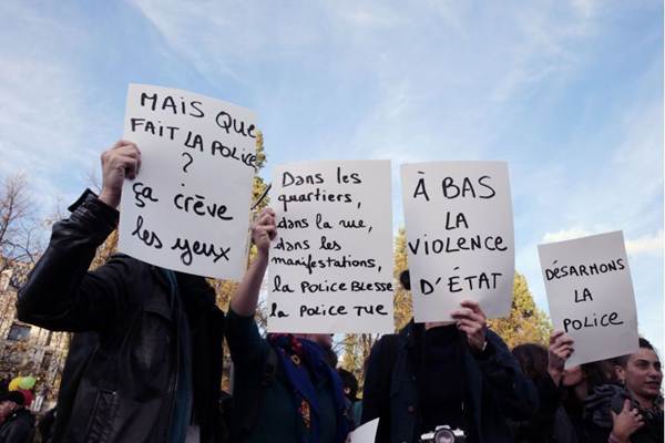 Hoje, em Paris, cerca de 300 pessoas se reuniram, sem autorização oficial, em uma praça de um bairro popular do leste da capital