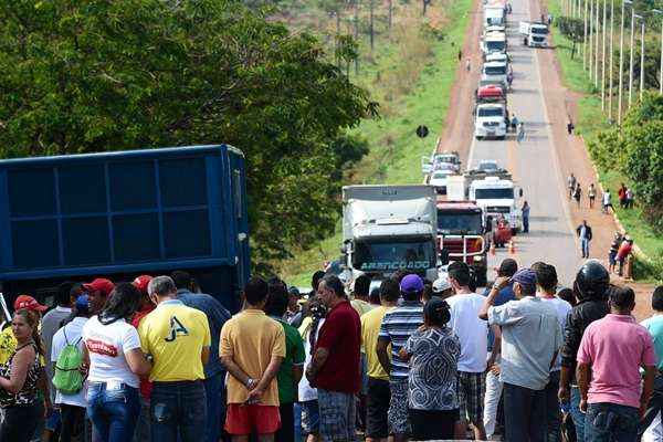 Protesto dos moradores começou ainda de madrugada, com queima de pneus e restos de madeira para interditar a pista