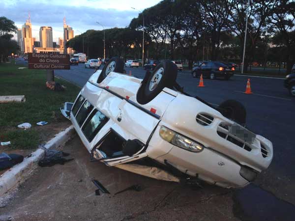 Oito pessoas que estavam na van foram levadas para o hospitais do Plano Piloto