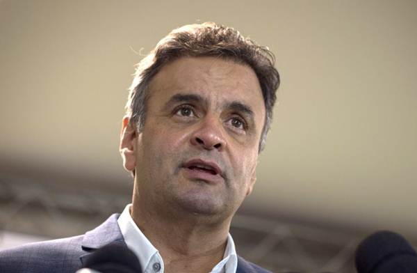 Aécio em campanha: votação expressiva nas eleições o credenciaram como o principal líder da oposição no Congresso para a legislatura que se inicia em fevereiro do próximo ano