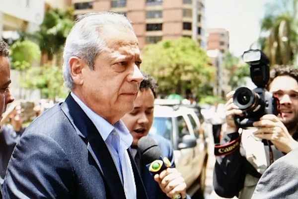 José Dirceu tentou despistar jornalistas na chegada ao fórum