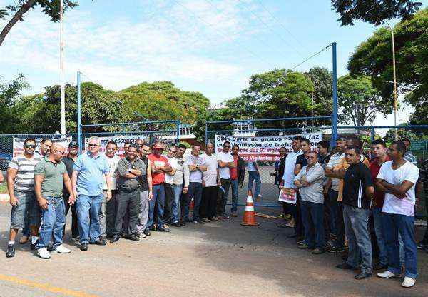 Os trabalhadores protestam na portaria principal do órgão e impedem a entrada dos servidores no local