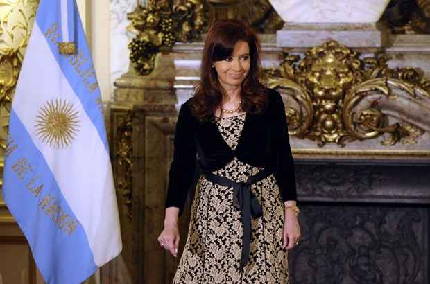 Ainda sem data para receber alta, Cristina Kirchner faz tratamento com antibióticos