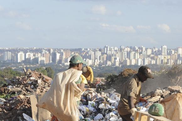 Lixão da Estrutural, no Distrito Federal, é o maior da América Latina e os catadores trabalham no local 24 horas por dia correndo risco de morte