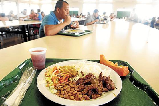 Cartilha indica o tradicional prato brasileiro: arroz, feijão, carne e salada