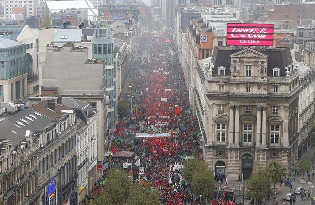 Manifestantes carregam cartazes enquanto marcham pelo centro de Bruxelas