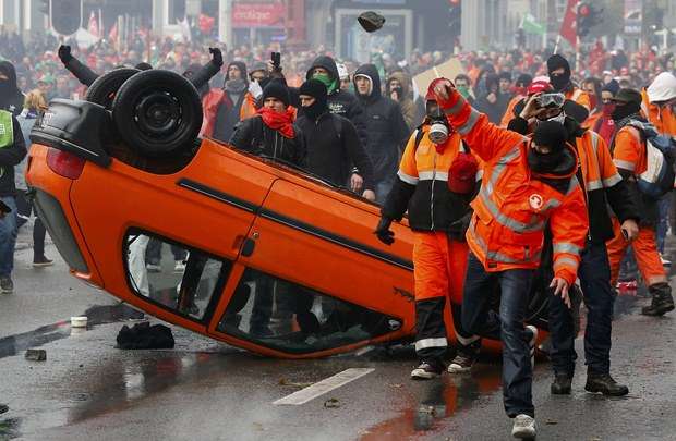 Em confronto com policiais, grupo de manifestantes vira um carro