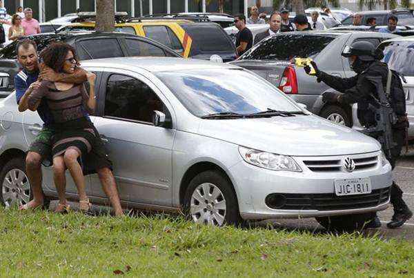 O erro no disparo do taser fez com que Robson mudasse de posição: risco para a vítima