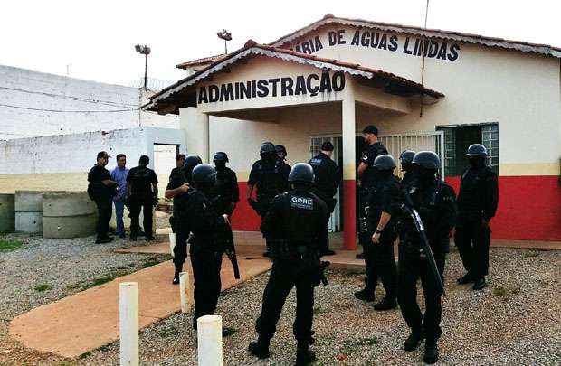 Agentes da Polícia Civil de Brasília e Goiás buscam integrantes do PCC no presidido de Águas Lindas de Goiás