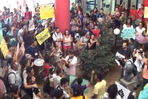 Alunos protestaram contra declarações do professor